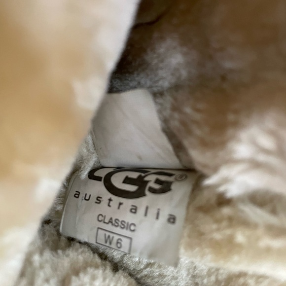 UGG Bailey Three Button Shearling Lined Boots Chestnut, Size 6W. - Picture 6 of 6